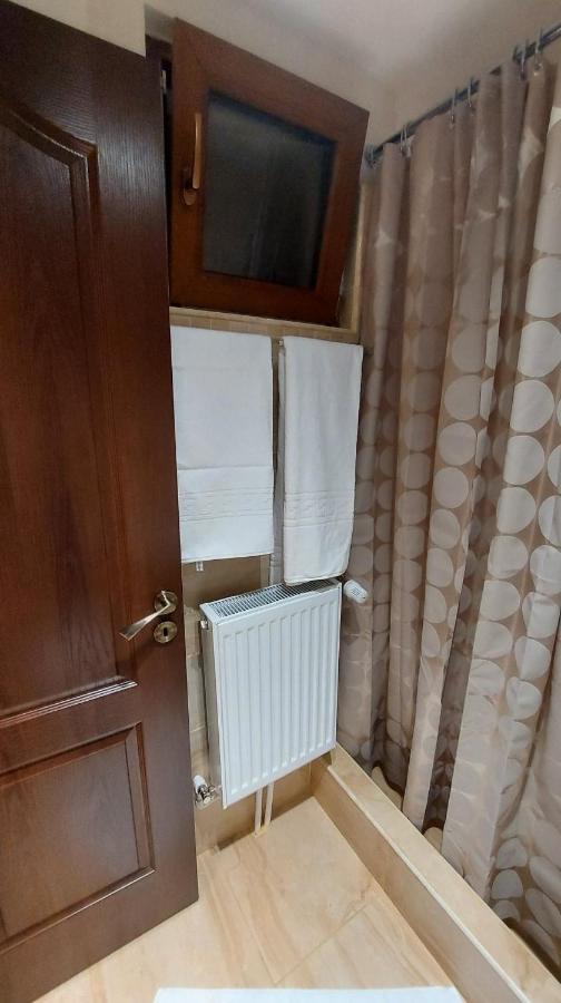 Ambiennt Hotel Bukares Bagian luar foto