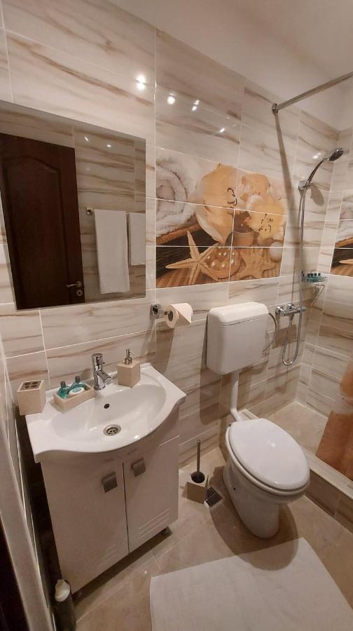 Ambiennt Hotel Bukares Bagian luar foto