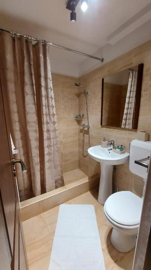 Ambiennt Hotel Bukares Bagian luar foto