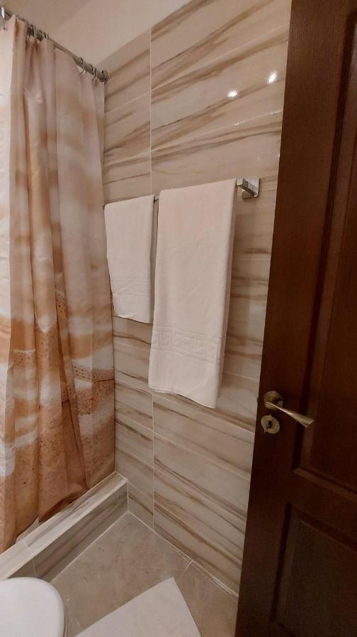 Ambiennt Hotel Bukares Bagian luar foto