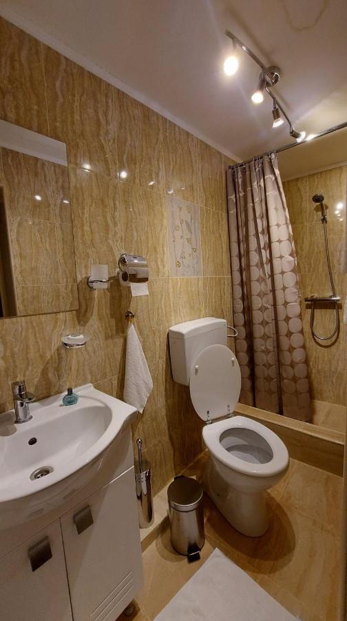 Ambiennt Hotel Bukares Bagian luar foto