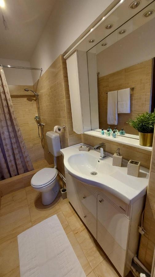 Ambiennt Hotel Bukares Bagian luar foto