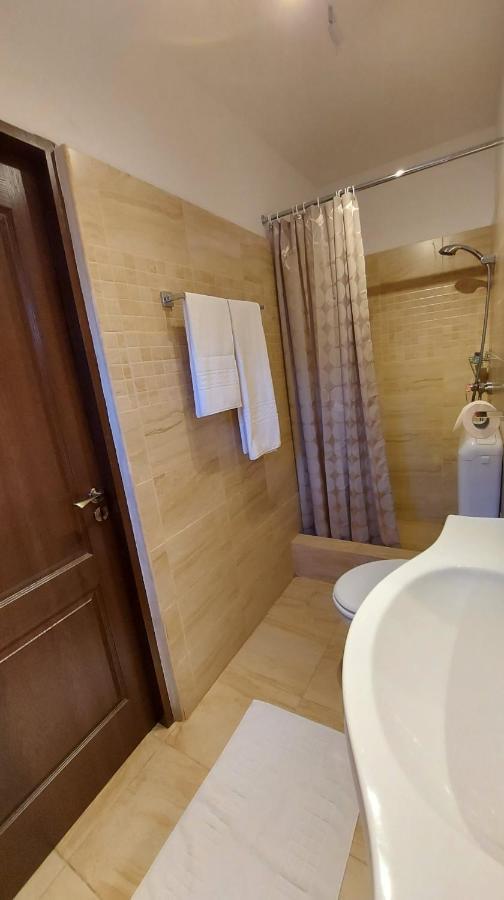 Ambiennt Hotel Bukares Bagian luar foto
