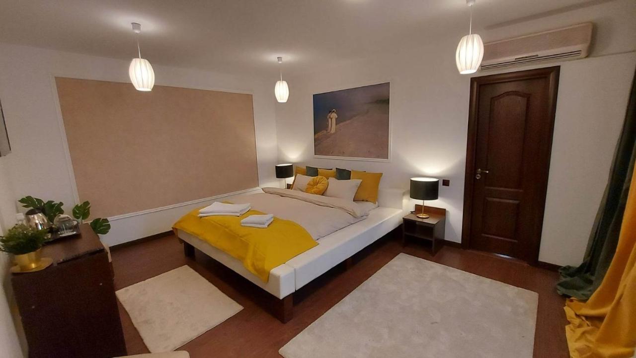 Ambiennt Hotel Bukares Bagian luar foto