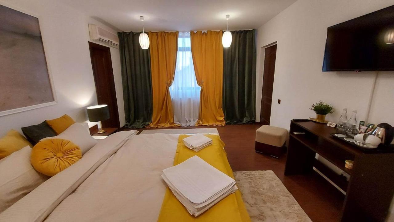Ambiennt Hotel Bukares Bagian luar foto