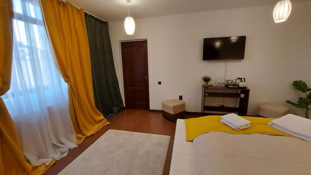 Ambiennt Hotel Bukares Bagian luar foto