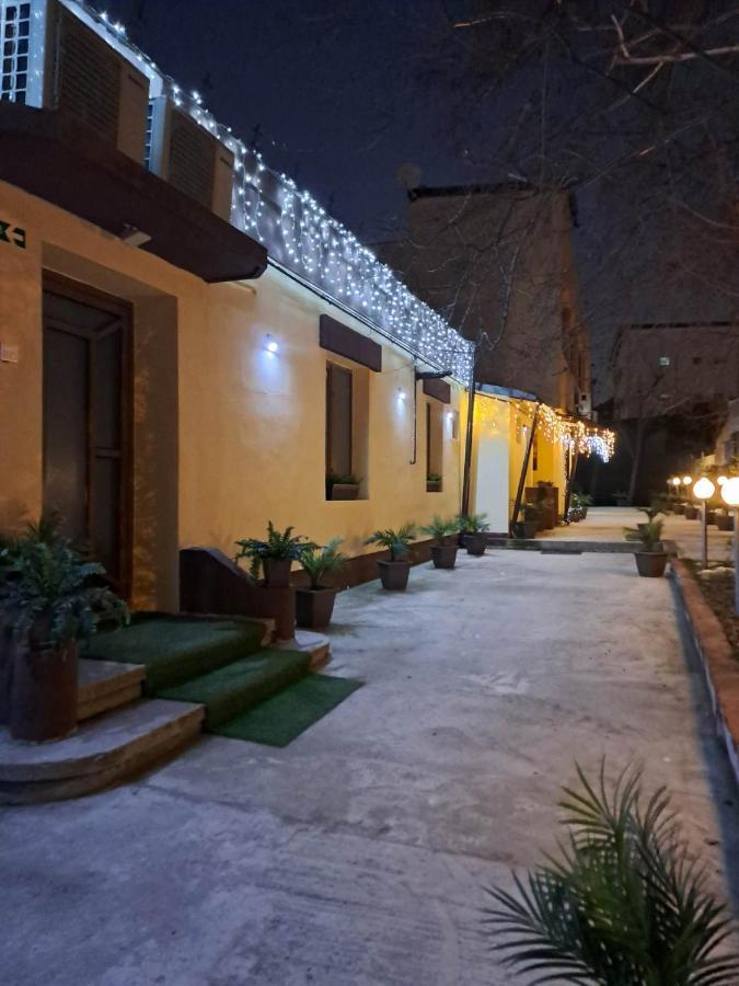 Ambiennt Hotel Bukares Bagian luar foto