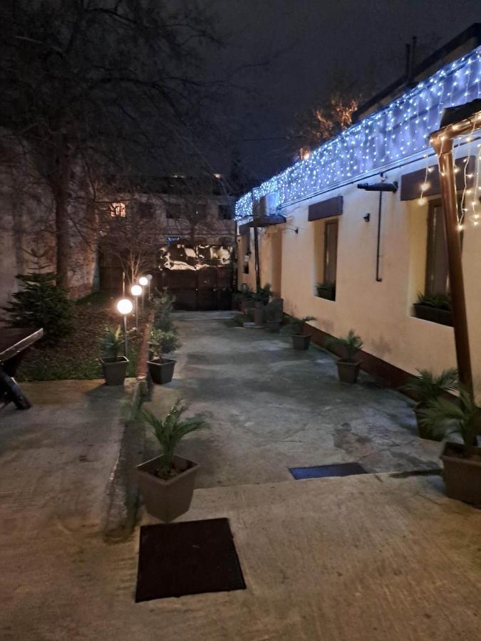 Ambiennt Hotel Bukares Bagian luar foto