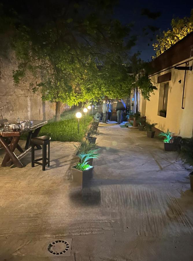 Ambiennt Hotel Bukares Bagian luar foto